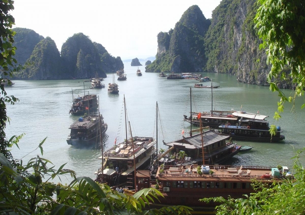 Discover Ha Long Bay by boat  02 days